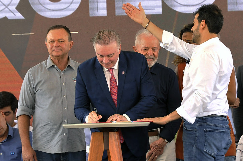 Em palco de evento, desembargador Froz assina documento ao lado do presidente Lula