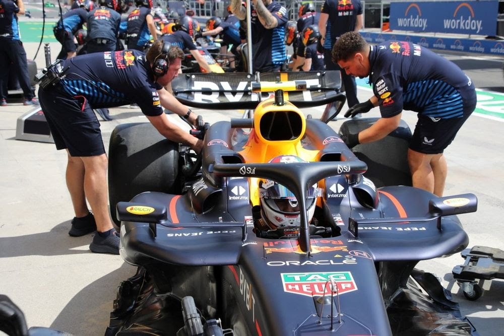 Sergio Perez con la Red Bull RB20 dotata del bazooka che rivedremo anche a Spa
