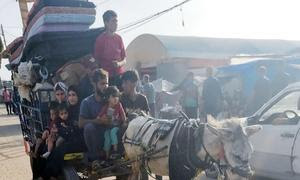 Familias huyendo de Rafah.