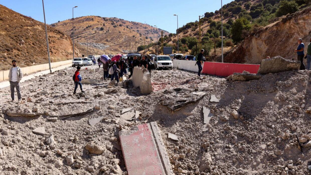 Cráteres y escombros: ataque israelí destruye la ruta por donde huyen los libaneses a Siria