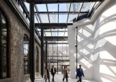 La iglesia está conectada directamente con el vestíbulo del rascacielos mediante una estructura acristalada llamada Galleria.