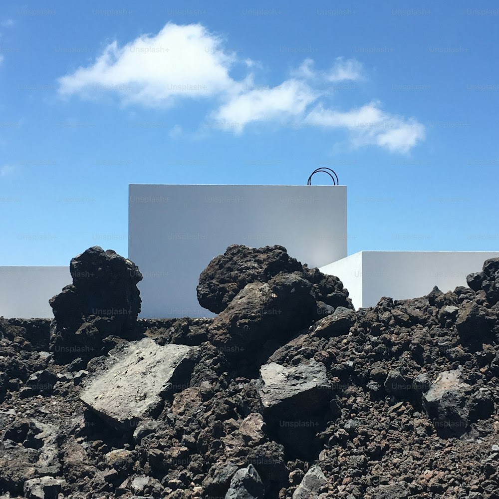 une boîte blanche posée au sommet d’un tas de pierres