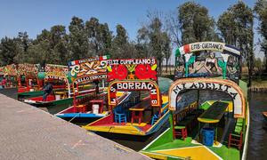 Trajineras en el embarcadero de Cuemanco, Xochimilco, Ciudad de México.