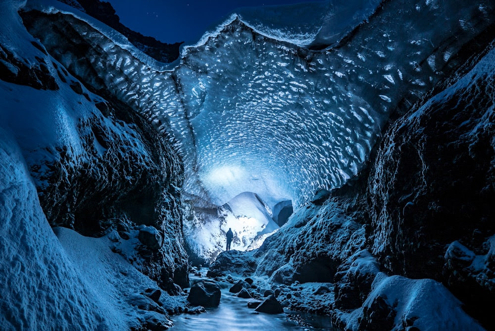 grotte de neige noire et blanche