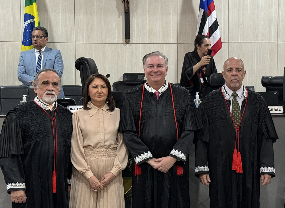 Quatro pessoas em pé, lado a lado, sendo três usando togas de magistrados - os desembargadores Froz Sobrinho, Raimundo Bogea e José Luiz Almeida