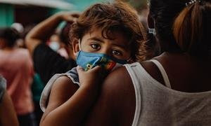 Un niño en brazos de su madre tras una tormenta en Honduras (foto de archivo).