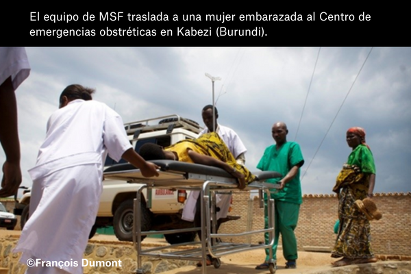 El equipo de MSF traslada a una mujer embarazada al Centro de emergencias obstréticas en Kabezi (Burundi).