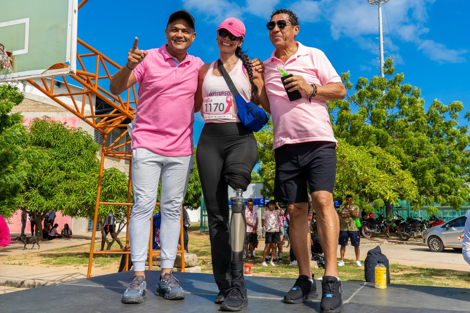 Cristián Brito, director del hospital Nuestra Señora de los Remedios, junto a dos asistentes de la carrera.