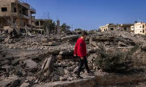 Un niño de 5 años camina entre las ruinas de unas casas en el sur del Líbano.