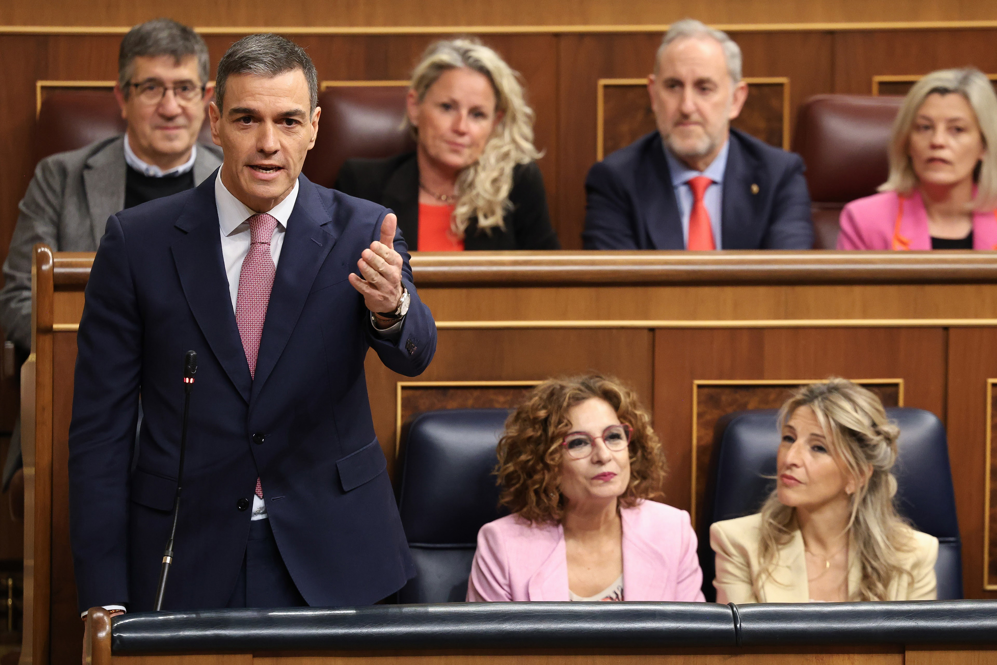 Sánchez defiende intervenir un mercado de vivienda que "no funciona" y Junts exige aumentar el parque público El presidente del Gobierno, Pedro Sánchez, interviene durante una sesión de control al Gobierno en el Congreso de los Diputados, a 14 de mayo de 2025, en Madrid (España).