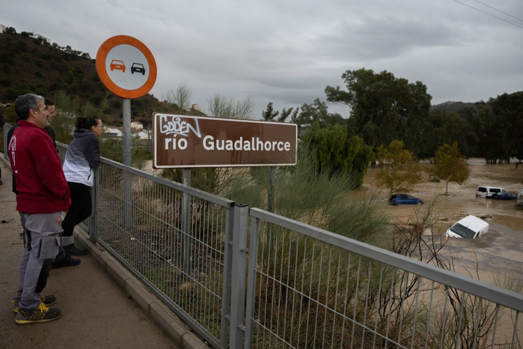 La dana deja desalojados, un río desbordado y un AVE descarrilado en Álora (Málaga)