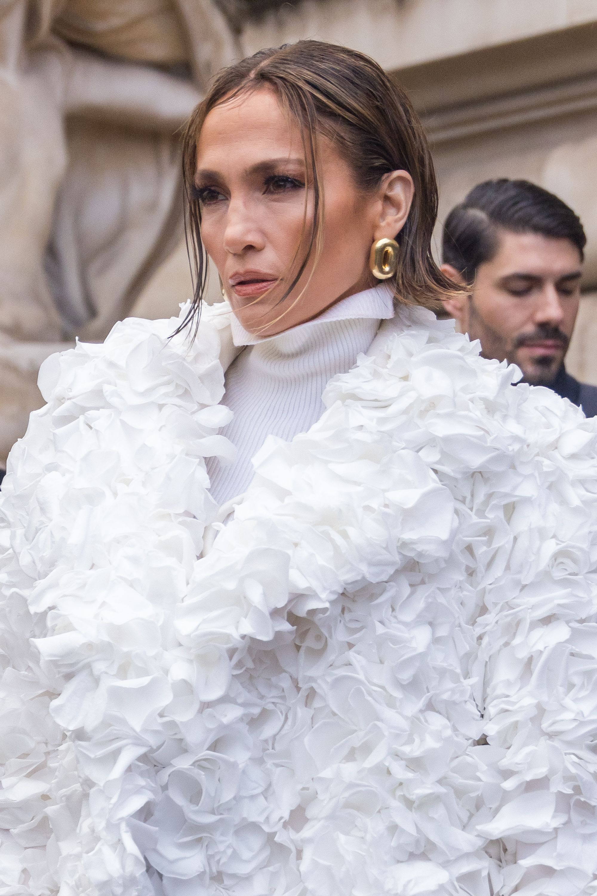 Vestir de color blanco en invierno según el street style de la semana de la Alta Costura de París