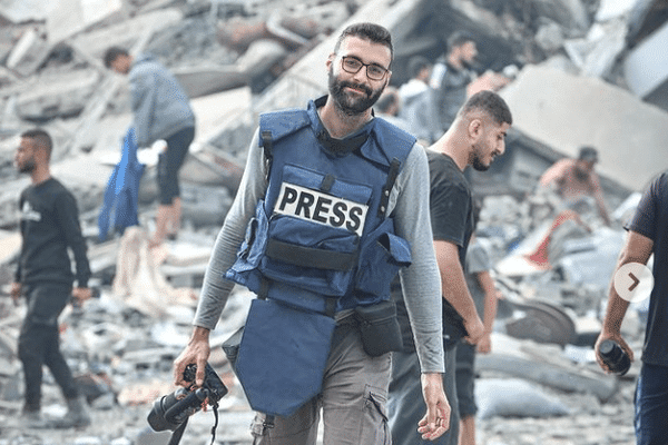 Le palestinien Motaz Azaiza appelle au soutien sur les réseaux sociaux. Il dénonce les propos du porte-parole des associations israélites normandes qui conteste la remise du Prix Liberté 2024 que la région Normandie décernera au photojournaliste le 4 juin prochain au Zénith de Caen.