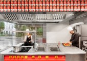 Las latas Mutti recicladas crean un elemento de diseño en una gran ventana que da a la calle y en la propia cocina.