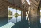 El espacio de la piscina destaca por su aire casi monástico, inspirado en espacios bastante austeros.