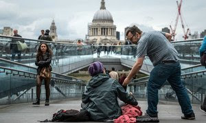 Una mujer sin hogar pide dinero en el centro de Londres (Reino Unido)