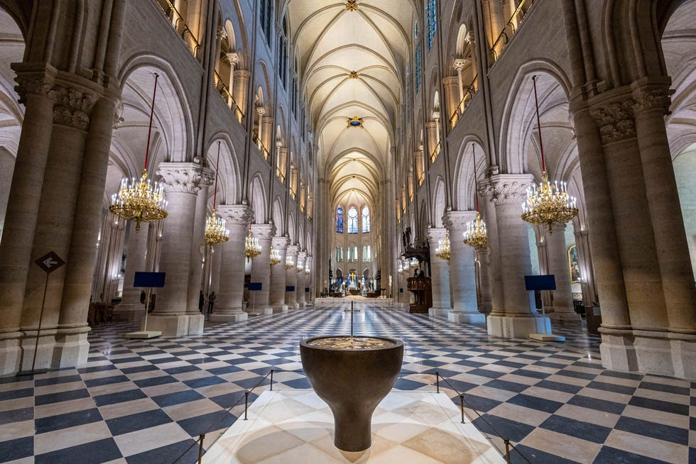 Esta fotografía muestra el baptisterio de la catedral de Notre-Dame de París, diseñado por el artista y diseñador francés Guillaume Bardet, en París el 29 de noviembre de 2024.