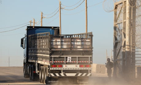 Soldados israelíes cerca de camiones de ayuda jordanos en el cruce de Erez, en la frontera con el norte de la Franja de Gaza.