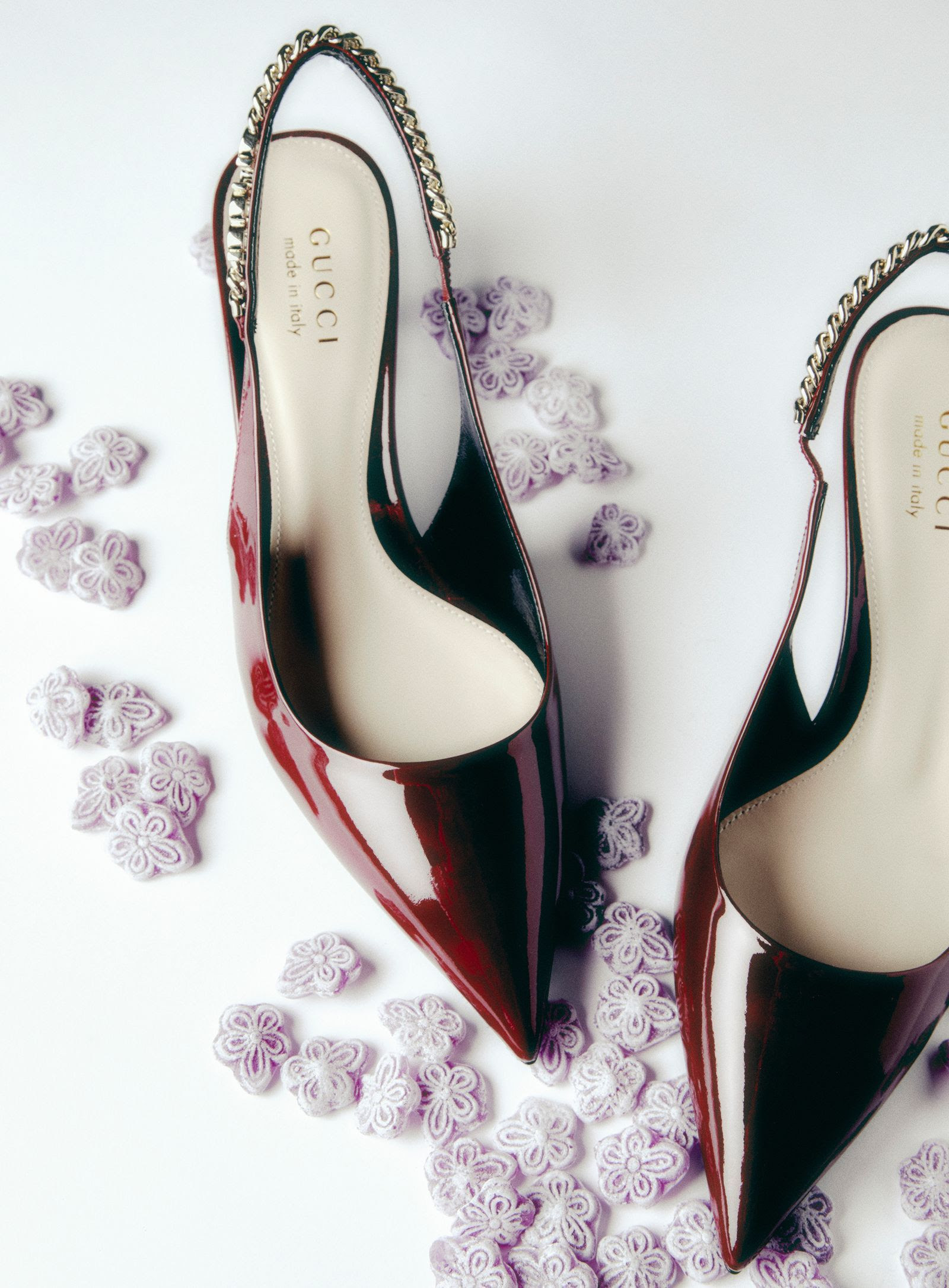 Zapatos destalonados de charol de Gucci y caramelos de violetas de La Duquesita.