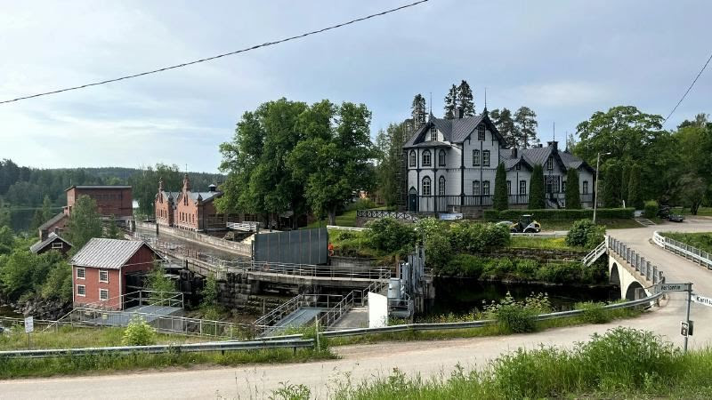 A house with a bridge and trees

AI-generated content may be incorrect.