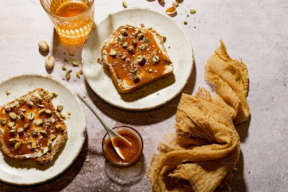 quelques assiettes de nourriture sur une table