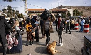 Miles de personas cruzan a Siria desde Líbano a través de la frontera de Masnaa.