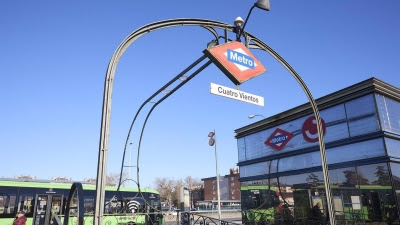 El Ayuntamiento estudia incorporar algún sistema que aporte sombra aliviando las colas de los viajeros en Cuatro Vientos