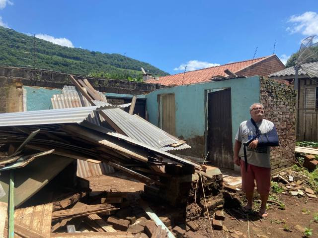 Euclides Ferreira dos Santos, 75 anos, em frente aos escombros de sua casa em Muçum, Rio Grande do Sul