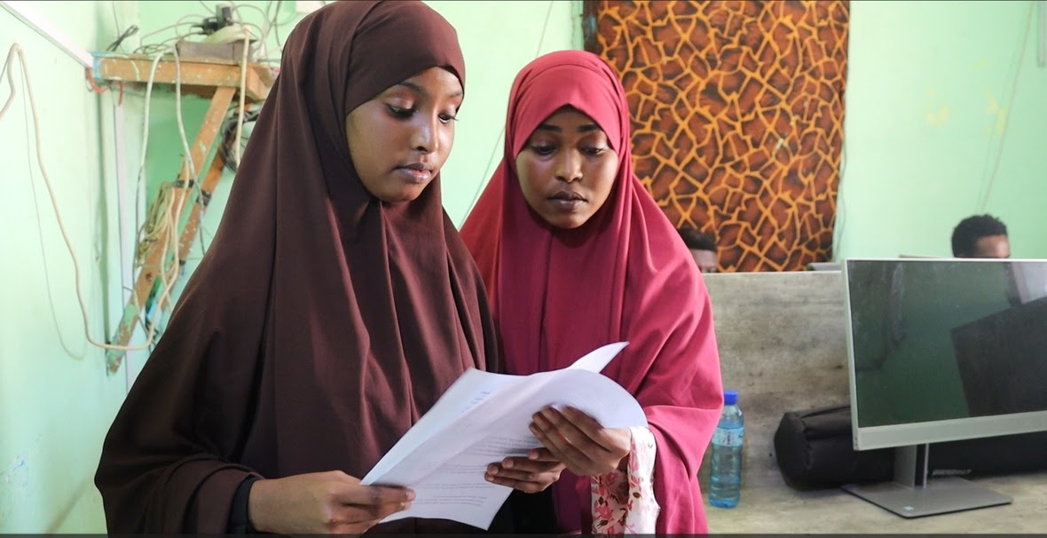 Among these remarkable women journalists are 20-year-old Hamdi Hassan Ahmed and 21-year-old Shukri Caabi Abdi who work for Radio Risaala.