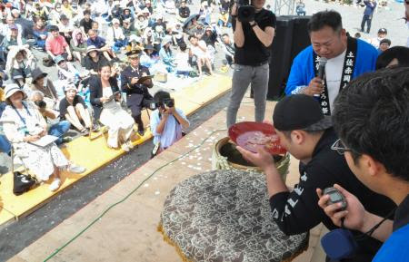 高知県香南市で開かれた「どろめ祭り」＝２８日午後