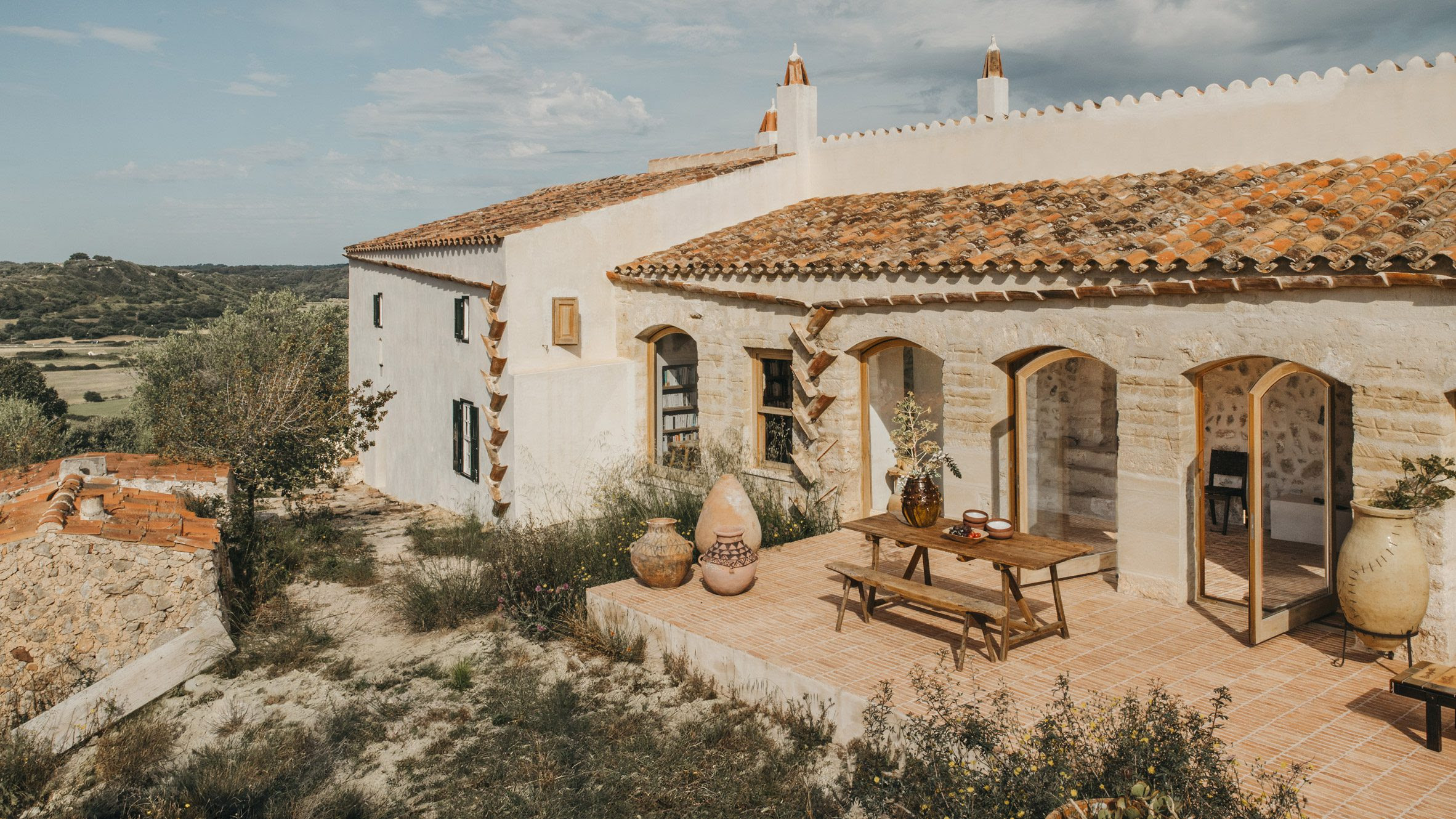 Ubicada en el corazón de Menorca, la masía ha sido rehabilitada por el estudio parisino Atelier du Pont en colaboración con los arquitectos locales Aru Arquitectura.