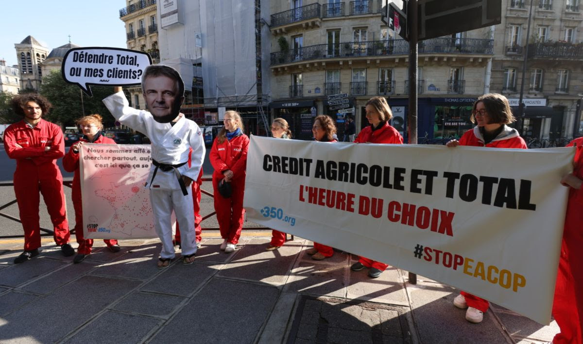 Mobilisation devant l’assemblée générale de Crédit Agricole aux côtés des militant·es de StopTotal pour réclamer que l’entreprise cesse son soutien à TotalEnergies.