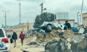 Continúa la destrucción de propiedades en Khan Younis, Gaza.