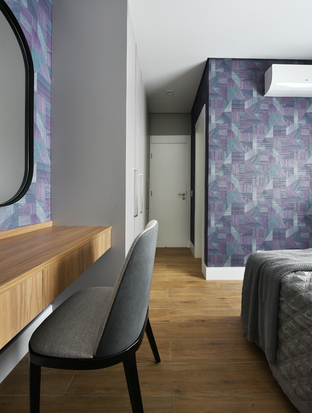 Nesse dormitório, a leveza e conexão da madeira foi emulada por meio do porcelanato escolhido pela arquiteta| Projeto Rosangela Pena Arquitetura| Foto: Sidney Doll