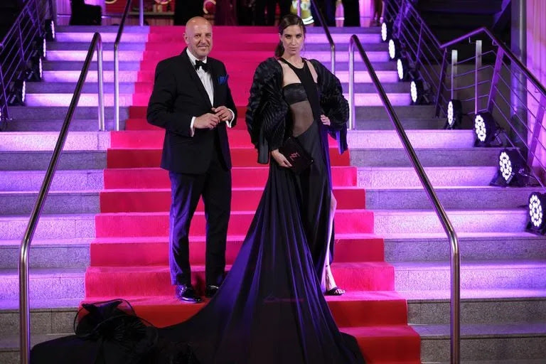 Fabián Zitta junto a su musa en la alfombra roja