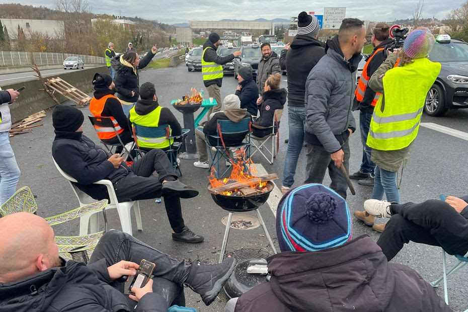 Taxis en colère : certains points de blocages levés suite à l'intervention des forces de l'ordre, les chauffeurs restent mobilisés