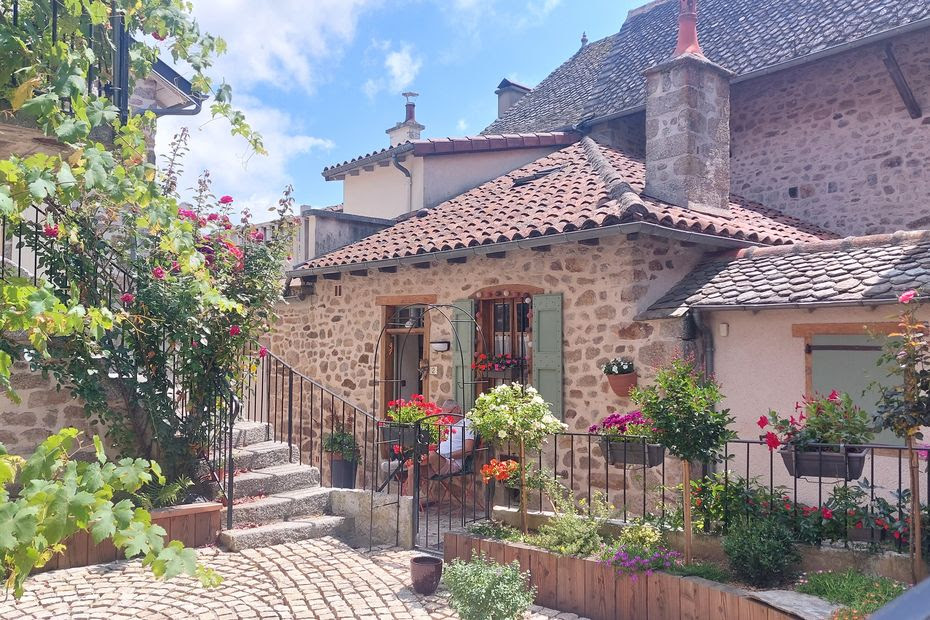 Plus beau village de France, cette cité médiévale du Cantal à découvrir absolument