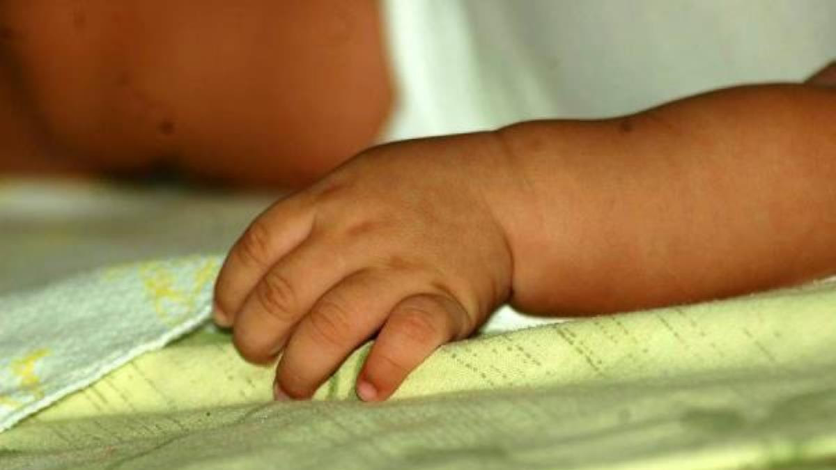 ¡LO SALVÓ EL LLANTO! Rescatan a bebé recién nacido de un pozo séptico (+VIDEO)