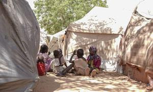 Unos niños se cobijan a la sombra en el centro de Tambasi en El Fasher, Darfur del Norte.