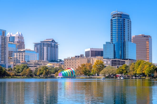 Edificios de vidrio, condominios y oficinas bordean las orillas del Lago Eola en el corazón de Orlando, Florida.