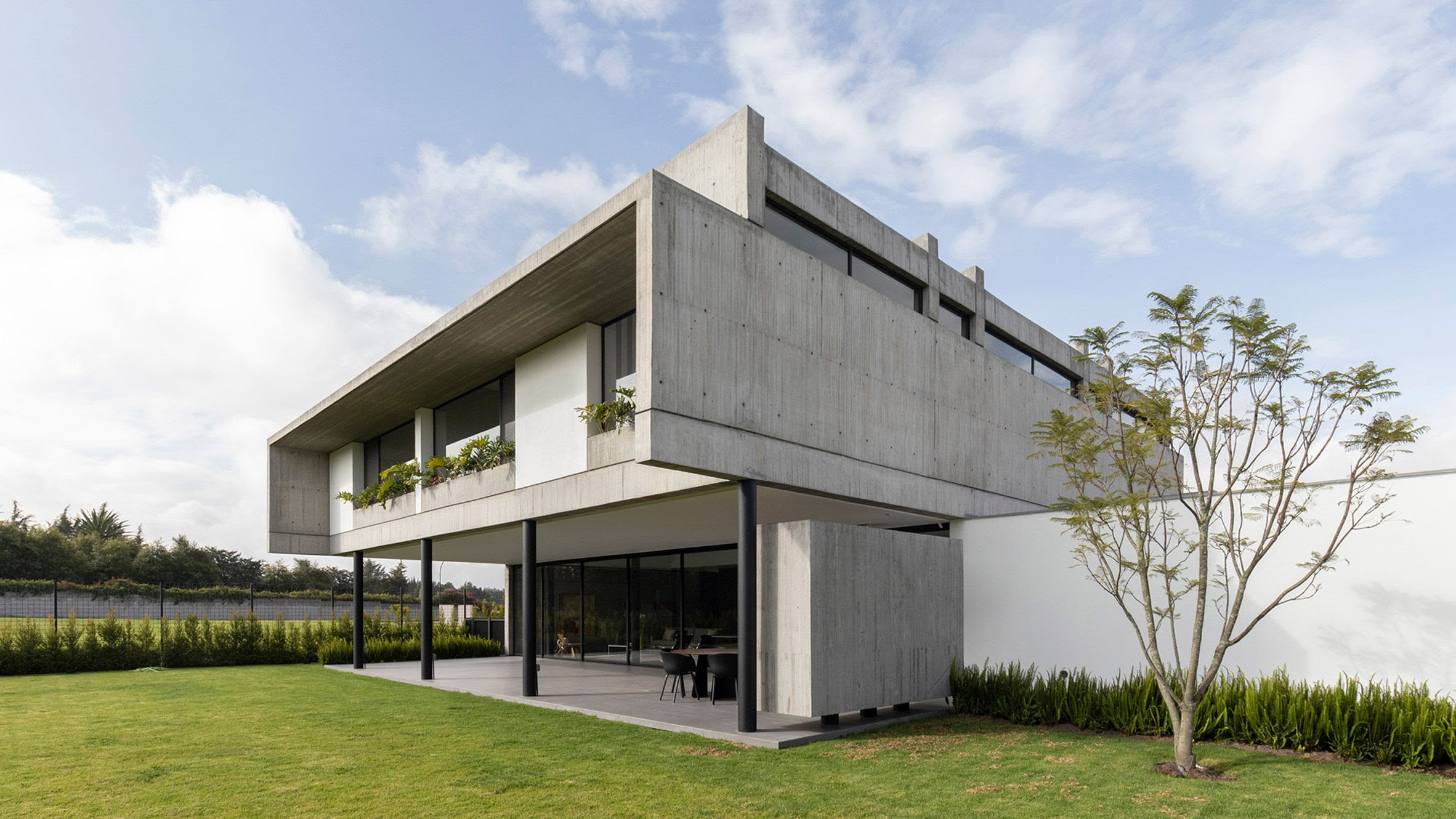 La Casa Binocular, diseñada por Gabriel Rivera Arquitectos y ubicada cerca de Quito, Ecuador.