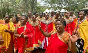 Celebración para conmemorar la firma de las declaraciones para poner fin a la práctica de la mutilación genital femenina (Samburu y Monte Elgon, Kenia).