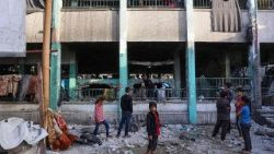 Gaza City, le macerie della scuola Fahmi al-Jarjawi trasformata in rifugio per gli sfollati nel quartiere al-Daraj