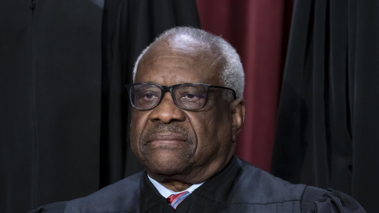 Juez Clarence Thomas reporta finalmente los 'generosos' regalos de un megadonante republicano (5 años y un escándalo después)