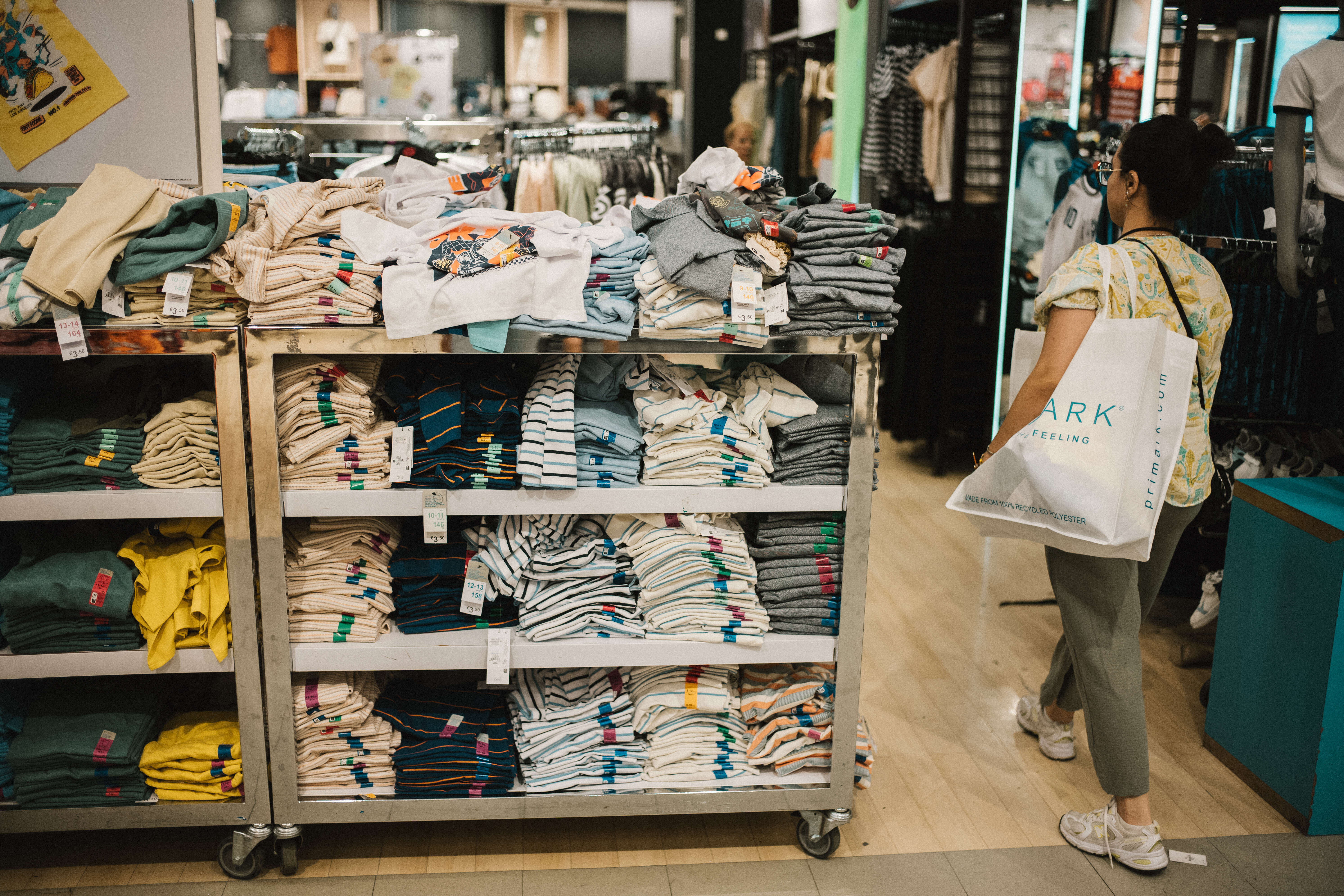 « C’est l’endroit où on peut encore se faire des cadeaux » : comment Primark attire les petits porte-monnaie