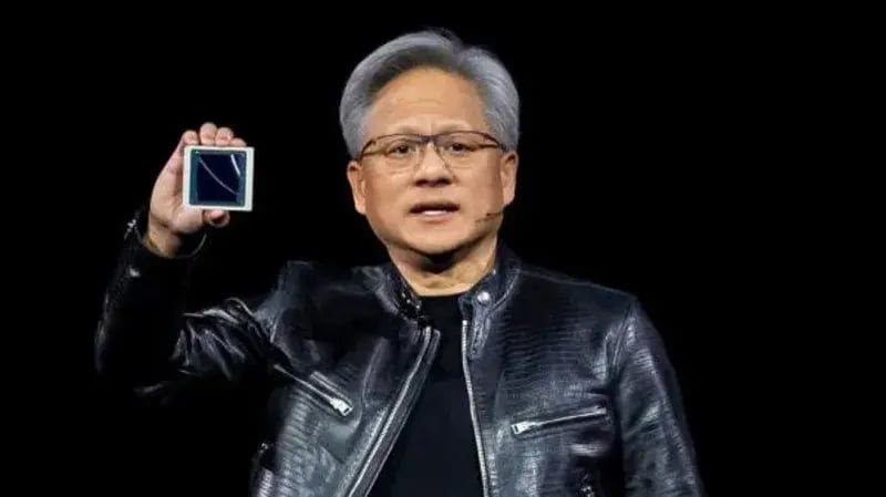 Jensen Huang, CEO da Nvidia, mostra o novo chip Blackwell em março Foto: BBC