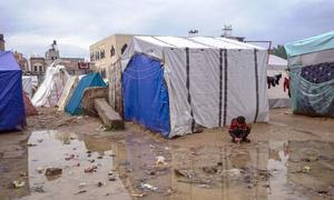 Una zona de tiendas de campaña de familias desplazadas en Gaza inundada por la lluvia y las aguas residuales. (Archivo)