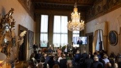 Il tavolo dei relatori durante la presentazione del Meeting di Rimini 2025.