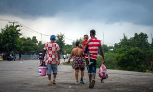 Los miembros de una familia haitiana regresan de la República Dominicana cargados con las pocas posesiones que tienen.