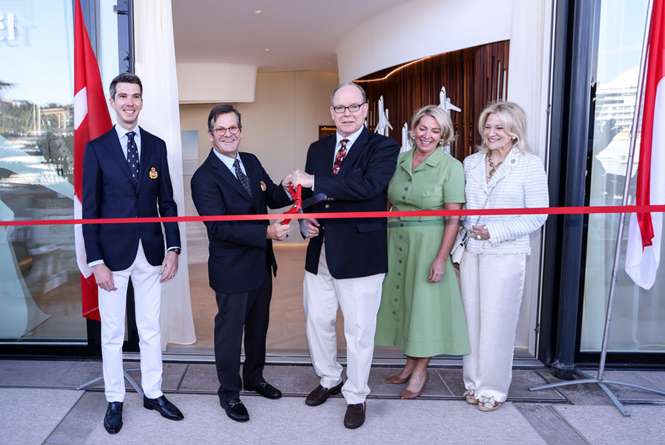 Bombardier's Aviator Lounge was officially inaugurated by H.S.H. Prince Albert II of Monaco and Pierre Beaudoin, Chairman of the Board, Bombardier. They were joined by (from left to right) Emmanuel Bornand, Vice President, International Sales, Bombardier, Hélène Robitaille, Mr. Beaudoin's wife, and Dr. Diane Vachon, Honorary Consul General of Monaco in Montréal and Ottawa, Permanent Representative at ICAO and President of the Prince Albert II of Monaco Foundation (Canada).